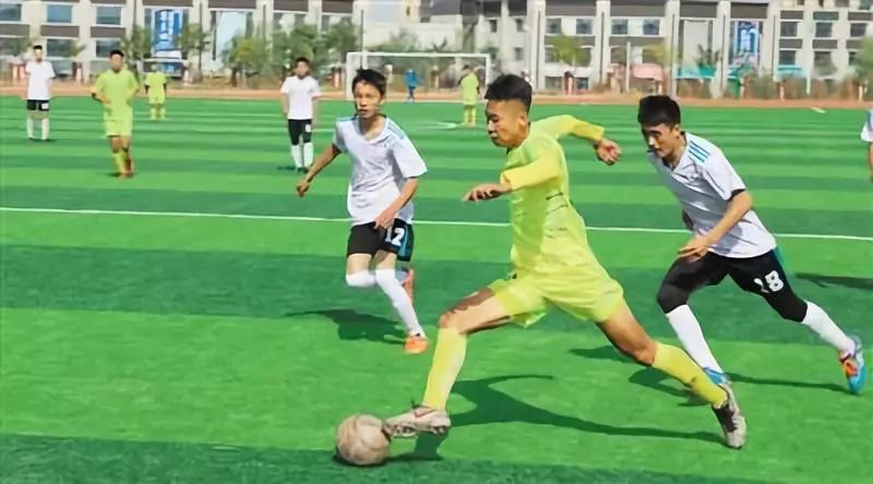  校园足球联赛开幕，青春激情点燃绿茵  