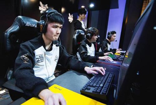  电竞退役选手转型，多领域发展开启人生新篇章