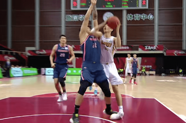  青年军展露锋芒，广厦新秀合力击败辽宁