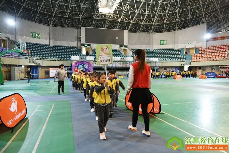  篮球公益行动开展，山区孩子收获梦想球鞋