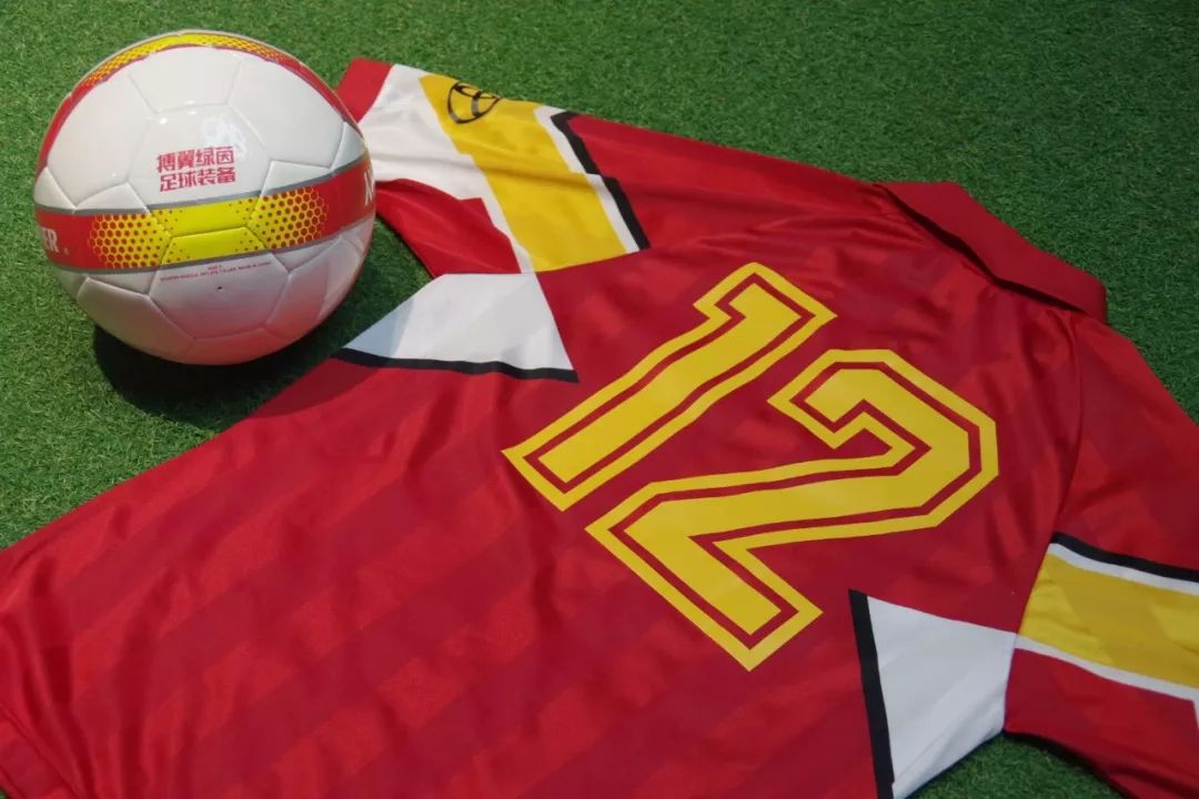  复古球衣致敬经典，怀旧风潮席卷球场