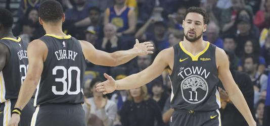  库里三分雨倾盆，勇士主场碾压鹈鹕队